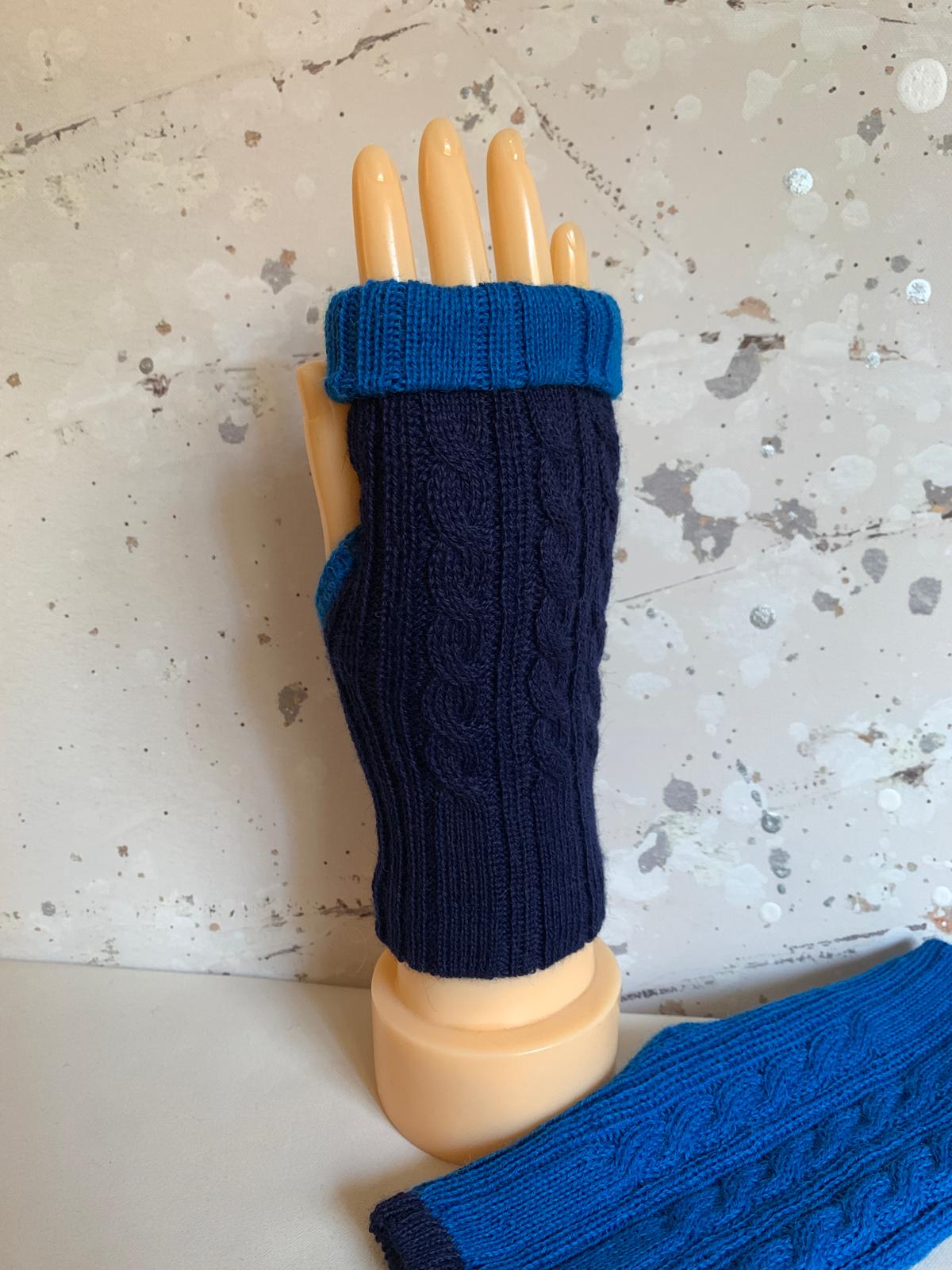 Reversible Navy blue/blue Mittens