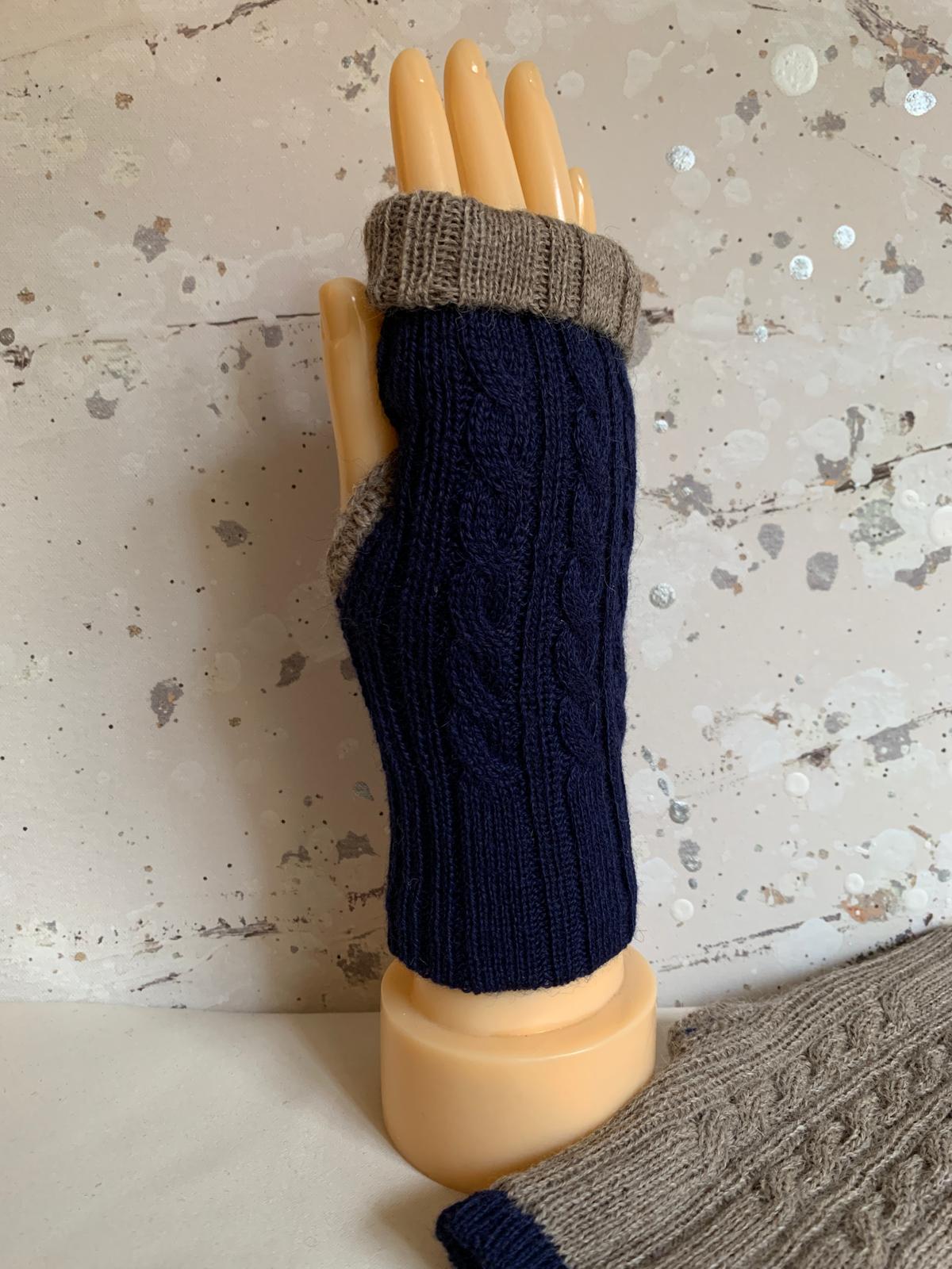 Reversible Navy blue/Light brown Mittens