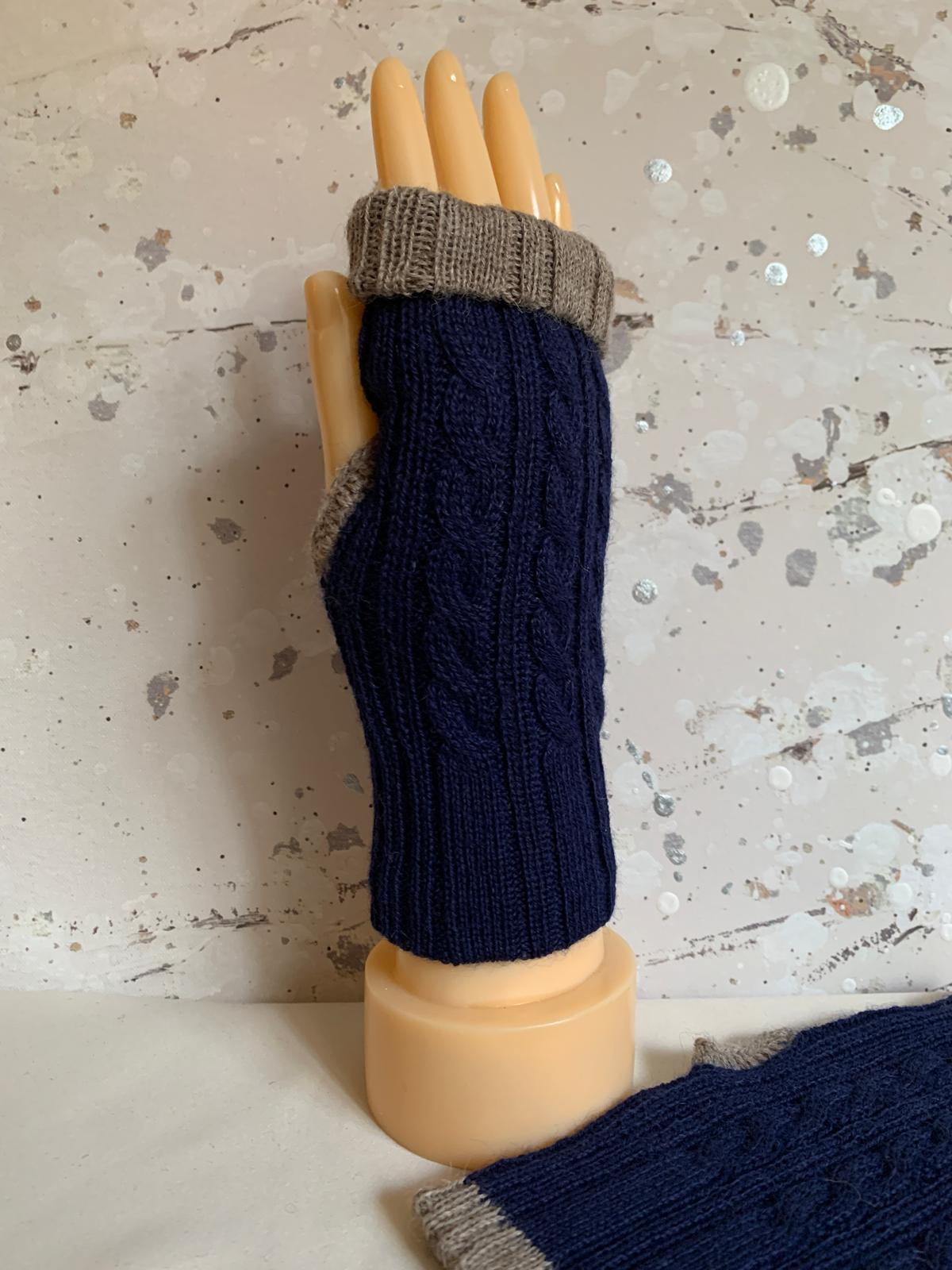 Reversible Navy blue/Light brown Mittens